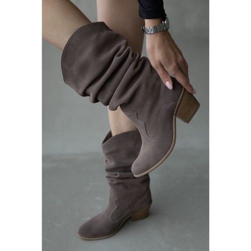 Козаки призібрані, замша, колір чорний   
Взуття виготовляємо. Териміни 7-10 робочих днів 2