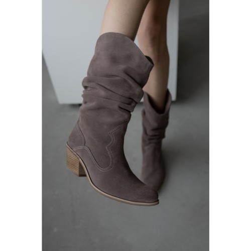 Козаки призібрані, замша, колір чорний   
Взуття виготовляємо. Териміни 7-10 робочих днів 3