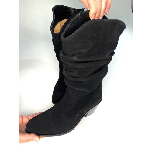 Козаки призібрані, замша, колір чорний   
Взуття виготовляємо. Териміни 7-10 робочих днів 1