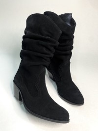 Козаки призібрані, замша, колір чорний   
Взуття виготовляємо. Териміни 7-10 робочих днів